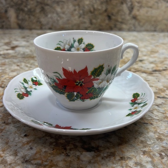 4 Holiday Cups & Saucers - Picture 9 of 9